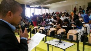Ibrahim Bahedja, professeur au centre universitaire assure la lecture de la dictée