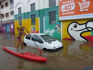 En paddle dans les rues de La Saline (Crédits photos: Nous, Les Ados du 974/Le JIR)