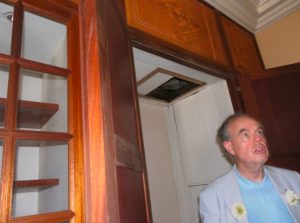 Frédéric Mitterrand à l'intérieur maison gouverneur musée
