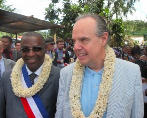 Frédéric Mitterrand accueilli par Abdourahamane Soilihi, maire de Mamoudzou