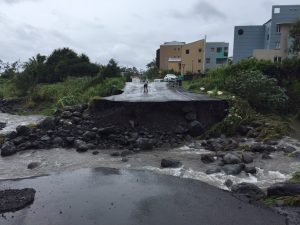 Route coupée par une rivière en crue, les effets d'Haliba le lundi 9 mars (Crédits photo: JIR)