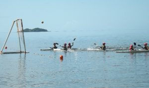 Match de kayak-polo sur le lagon de Mayotte, le samedi 14 mars à Passamainty