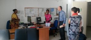 Le préfet avec des conseillères emploi à Kawéni: tenter d'installer un suivi personnalisé avec les demandeurs d'emploi