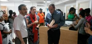 Le préfet Seymour Morsy visite l'agence de Kawéni avec la directrice Nathalie Copin et Guy Fitzer, le sous-préfet chargé de la cohésion sociale