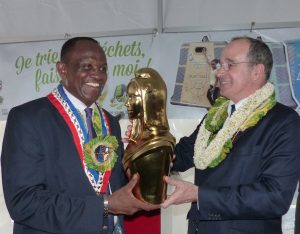 Said Omar Oili reçoit la Marianne d'or des mains d'Eric Brac de la Perrière
