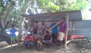 Les jeunes ont construit un premier abri pour les kayaks en attendant que des bâtiments sortent de terre