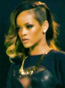 Rihanna lors du Diamonds world  tour de 2013 (crédits : Wiki commons)
