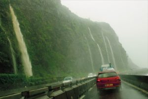 Les torrents sur la route du littoral à La Réunion ce samedi 7 mars (Crédits photos: JIR)