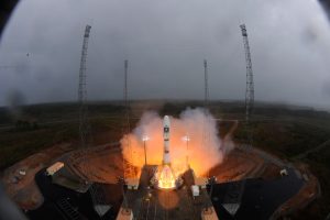 Lancement de la fuse Soyouz depuis le centre spatial de Kourou en Guyane