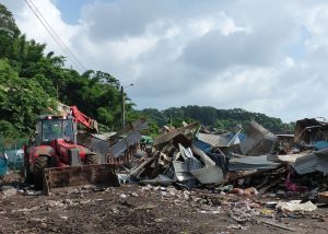 Tractopelle destruction marché mamoudzou