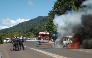 Voiture en flamme Passamainty Intervention des pompiers