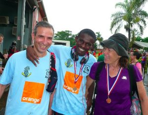 Halifa Houmadi, 3ème pour sa première course. Ici entre Michel et Claire Alik