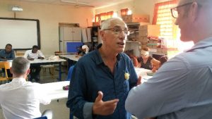 René Frégni échange avec Eric Hourcade, enseignant au CUFR, pendant que les étudiants planchent en atelier d'écriture