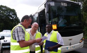 DEAL et Matis vérifient documents et état du véhicule