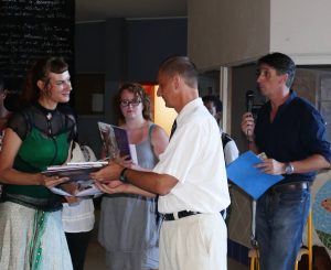 Remise des prix par Guillaume Bernard (à droite) et Jean-Philippe Papineau, le principal de Dembéni