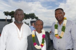 Issoufi Abdallah, heureux de poser avec Omar Houmadi directeur de l'Ecole nationale de Pêche et de la Marine Marchande d'Anjouan, et Djanffar Ali Soilihi