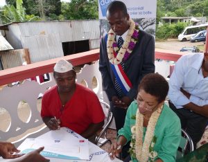 George Pau-Langevin visite un artisan accompagné par l'Adie, le 25 avril à Mayotte