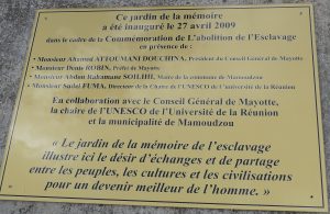 Plaque du "Jardin de la mémoire" à Mamoudzou