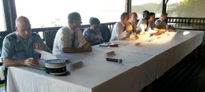 Face au préfet, au procureur et aux forces de l'ordre, les représentants de 15 des 17 communes qui avaient fait le déplacement vendredi en Petite Terre