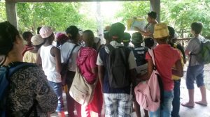 Nicolas Régis explique le peuplement et l'islamisation de Mayotte devant les ruines de la mosquée Polé