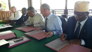 Madi Vita pour le CROS, le préfet Seymour Morsy et Mohamed Boinariziki pour la ligue de football signent convention et plan d'action