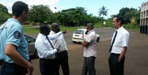 Mohamed Bacar, le maire de Tsingoni devant le collège ce samedi 18 avril. Dès demain lundi, les abords de l'établissement seront débroussaillés
