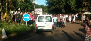 Sur le barrage de Tsingoni ce lundi 13 avril. Il faut à présent trouver la voie de l'apaisement