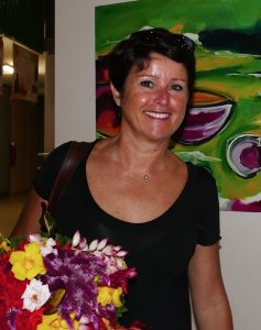 Nathalie Costantini devant un tableau de Baba 