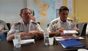 Le commissaire de police Miziniak constate une légère baisse de la délinquance général à Mamoudzou. Il était à côté du responsable de la PAF