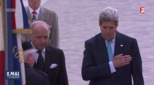 A Paris, John Kerry a déposé une gerbe devant la tombe du soldat inconnu, au pied de l'Arc de Triomphe en compagnie de Laurent Fabius