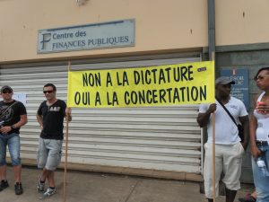 Fonctionnaires devant le Centre de paiement des Finances publiques