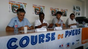 Laurent Mounier d'Angalia, Naoilou Yahaya et Alexandre Kruczek de l'UFOLEP et Bruno Tessier, délégué du préfet pour la politique de la ville, présente les courses décentralisées