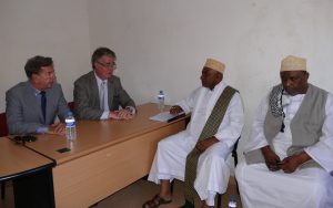 Jean-Paul Delevoye et Gérard Grignon accueillis par le Grand Cadi et son porte-parole El Mamouni Mohamed Nassur