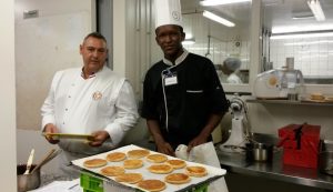 Trois heures pour réaliser un dessert pour 4 personnes sous le regard du cuisinier et professeur Fabien Gimenez attentif aux moindres gestes des élèves candidats