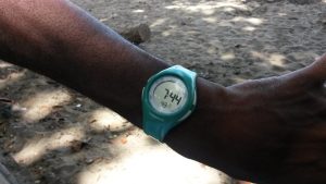 Riziki montre au JDM le nouveau temps de référence du Mahoraid, bloqué sur son chrono
