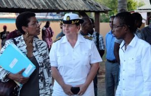 Accueil de George Pau-Langevin et de Sylvie Especier, alors sous-préfète de Mayotte