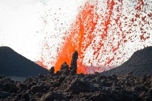 Fontaines de lave au Piton de la fournaise cette semaine  Crédits photo: Julien Azam / JIR)