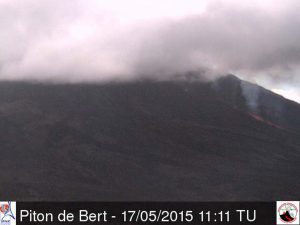 L’éruption vue par la caméra de l’observatoire volcanologique située au piton de Bert, à 15h31, heure de la Réunion. On distingue le panache au-dessus de la coulée, à droite de l’image (document OVPF) 