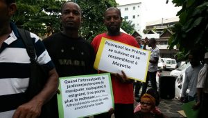 Les slogans du collectif Bassi Ivo pour interpeller le préfet