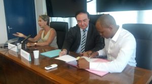 Le bâtonnier Nadjim Ahamada signe la convention avec le tribunal administratif et le Conseil d'Etat pour s'engager dans Télérecours