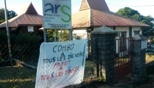 Banderoles devant l'ARS Mayottece mercredi