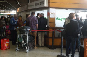 Le comptoir Air Madagascar de l'aéroport d'Antananarivo ce dimanche prenait en compte les voyageurs bloqués pour trouver un plan B