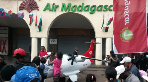 Un avion en carton d'Air Mada sur l'avenue de l'indépendance à Tananarive pour le carnaval ce dimanche 21 juin 2015