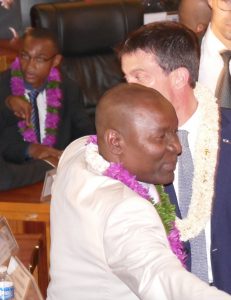 Issa Abdou avec Manuel Valls dans l'hémicycle du conseil départemental de Mayotte