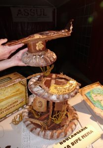 la raie en pâte à pain, sur son socle, de la boulangerie de Passamainty