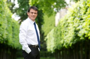 Le Premier ministre Manuel Valls dans les jardins de Matignon
