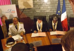 Manuel Valls et Soibahadine Ramadani signent le document Mayotte 2025 et le CPER, dans l'hémicycle Younoussa Bamana