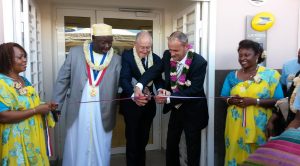 Inauguration de la Poste à Mtsapéré: le maire de Mamoudzou, le PDG de la Poste et le préfet coupent le ruban