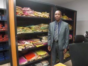 Bacar Ali Boto, le 1er adjoint au maire, devant des archives qui se dégradent très vite