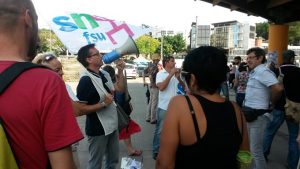 Thierry Wuiliez du SNES FSU s'adresse à la cinquantaine de manifestants sur la place de la République ce jeudi matin à Mamoudzou